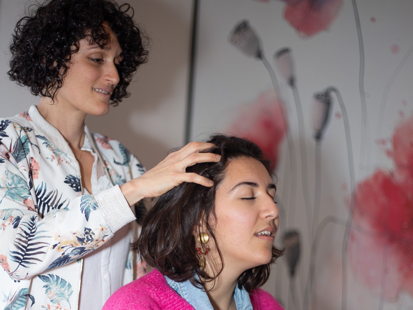 Sophie massant le cuir chevelu d'une cliente apaisée